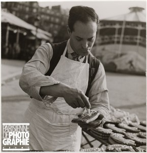 Confectioner decorating a pig-shaped gingerbread, Foire du Trône fun fair, Paris (XIIth arrondissement). 1933. Photograph by Roger Schall (1904-1995). Paris, musée Carnavalet. © Roger Schall / Musée Carnavalet / Roger-Viollet