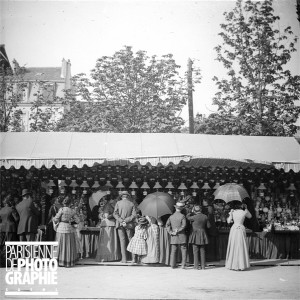 Gingerbread fair. The Dutch spinning top. Paris, about 1894-1895. © Léon et Lévy / Roger-Viollet